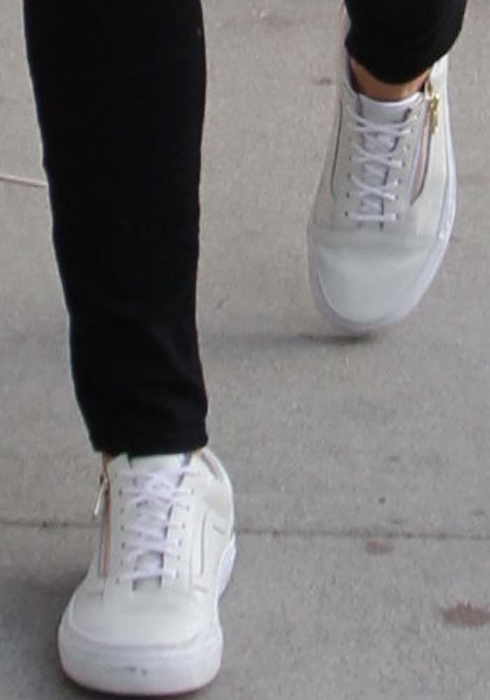 Jessica Alba's feet in Vans sneakers