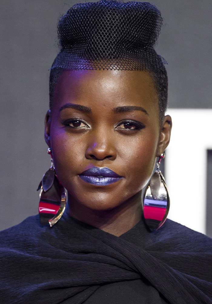 Lupita Nyong'o wears her hair up with metallic blue lips at the "Star Wars: The Force Awakens" premiere