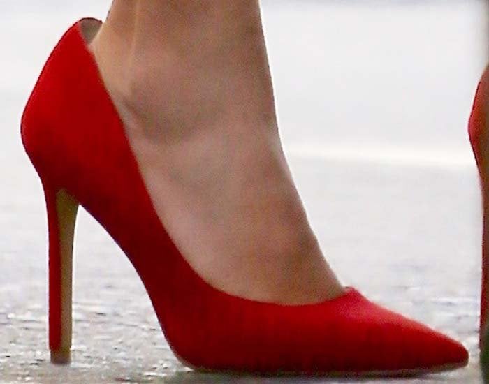 Maya Rudolph's feet in Gianvito Rossi pumps