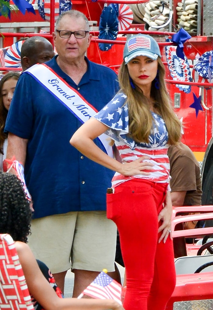 Sofia Vergara and Ed O'Neill film a scene at an American parade for 'Modern Family' TV show