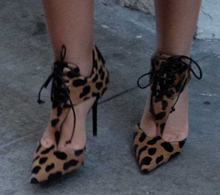 Tia Mowry's feet in leopard-print shoes