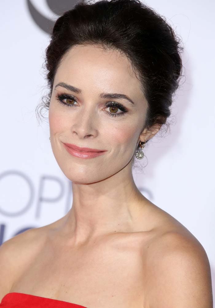 Abigail Spencer wears her hair back at the People's Choice Awards 2016