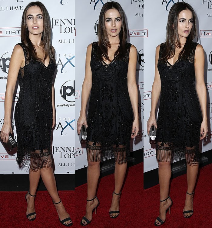  Camilla Belle combina su vestido con dobladillo con flecos con un clutch y sandalias negras