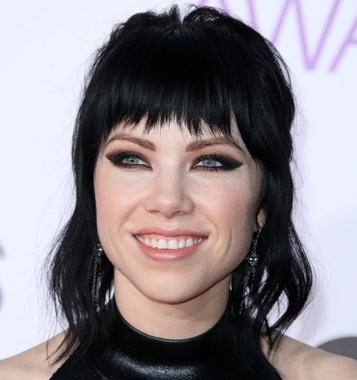 Carly Rae Jepsen debuts jet-black hair