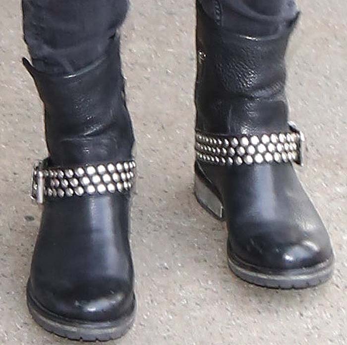 Dakota Johnson in "Fraankie" boots from Steve Madden