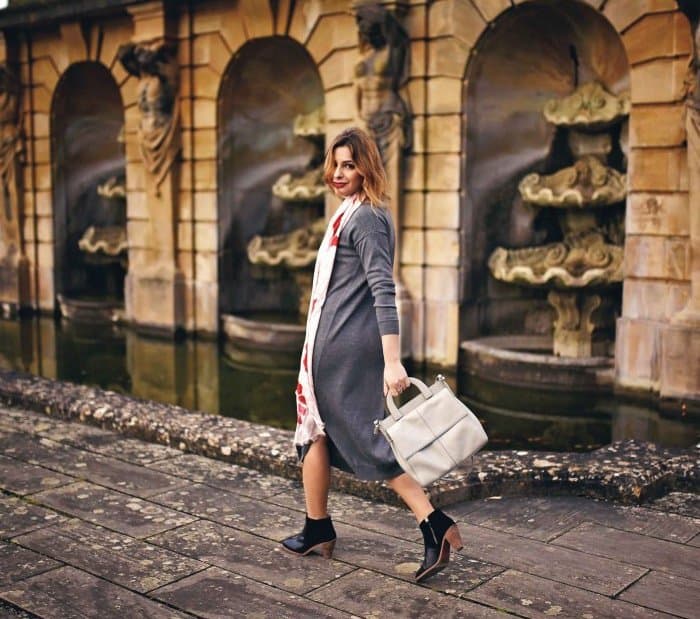 Elena knows how to look fashionable with a handbag in the rain