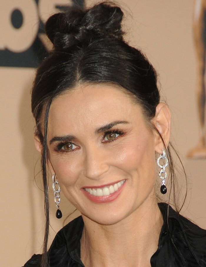 Demi Moore wears bronze-colored makeup on the red carpet