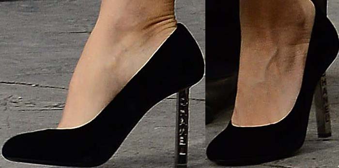 Gwyneth Paltrow's feet in black Chanel pumps