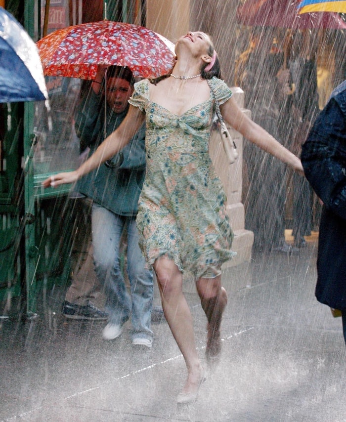 Jennifer Garner joyfully dances in the rain as Jenna Rink in 13 Going on 30, capturing one of the film's most memorable scenes