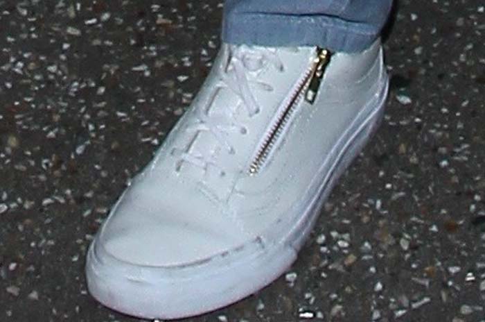 Jessica Alba wears "Old Skool" sneakers from Vans