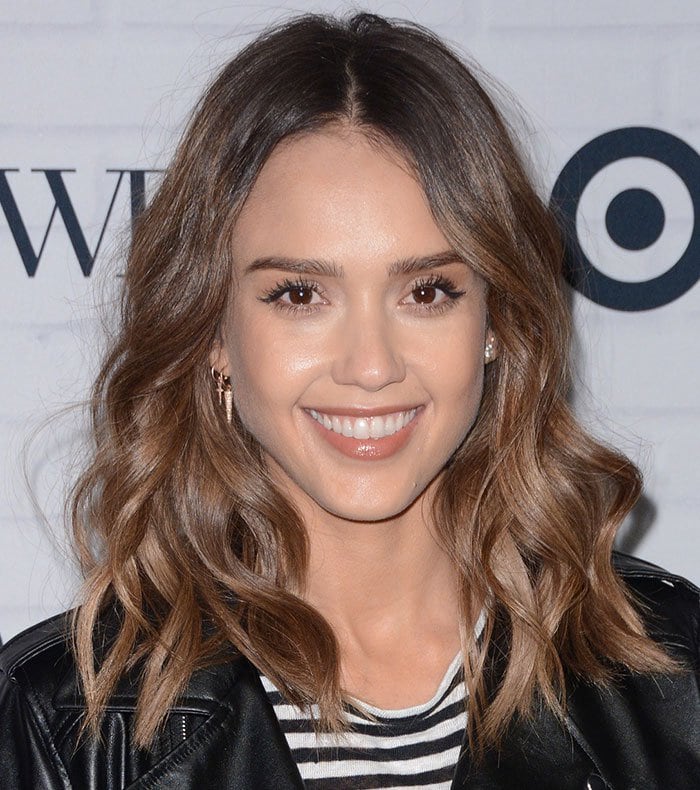 Jessica Alba wears loose waves and dramatic eye makeup at the Who What Wear x Target launch party