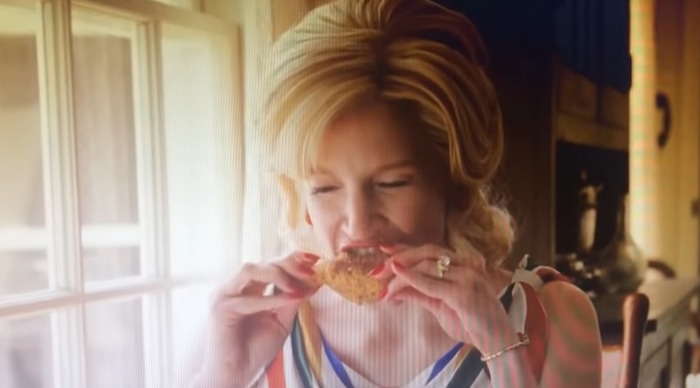 Jessica Chastain eating fried chicken in The Help