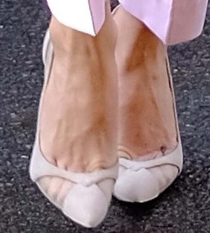 Kate Hudson's feet in a pair of pink Giuseppe Zanotti pumps