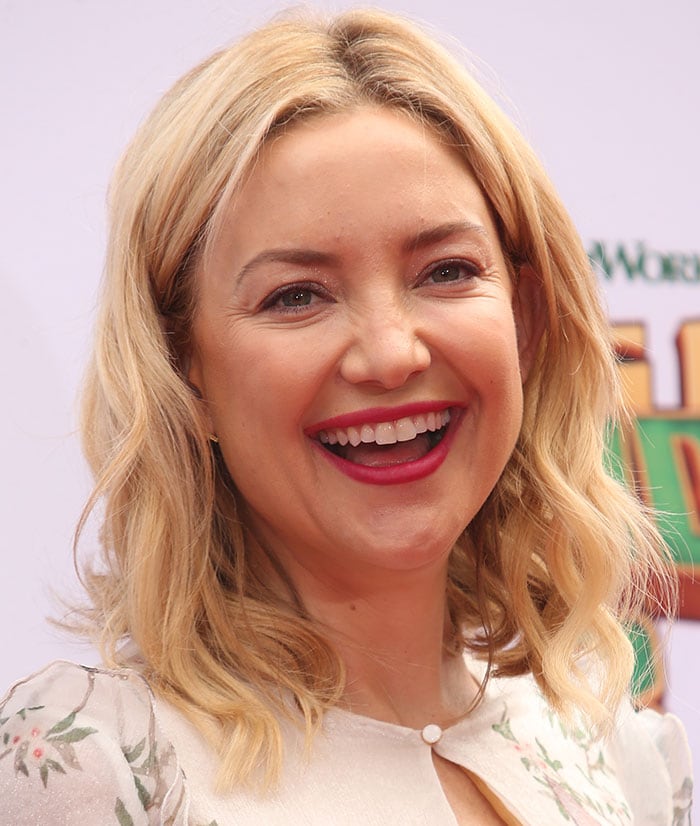 Kate Hudson wears her blonde hair down and curled at the premiere of "Kung Fu Panda 3"
