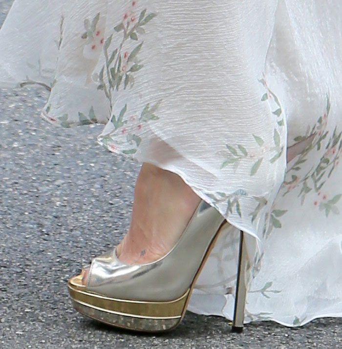 Kate Hudson's feet in metallic Jimmy Choo platform pumps