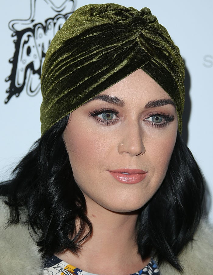 Katy-Perry-velvet-turban-peach-pink-lips