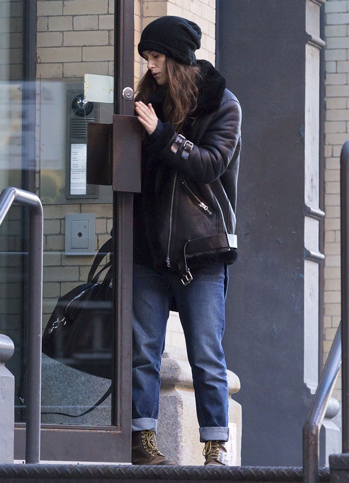 Keira Knightley wore loose-fitting mom jeans and hid her tousled hair under a chunky knit beanie