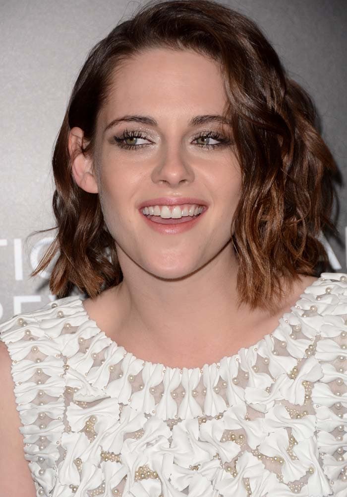 Kristen Stewart wears her brown hair in curls at the 2015 National Board Of Review Gala