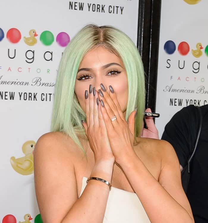 Kylie Jenner shows off her brand new green hair color