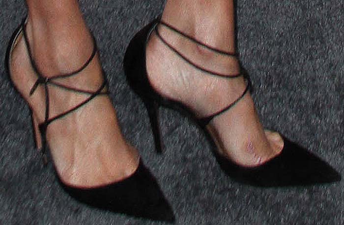 Meghan Markle shows off her feet in Aquazzura "Matilde" heels