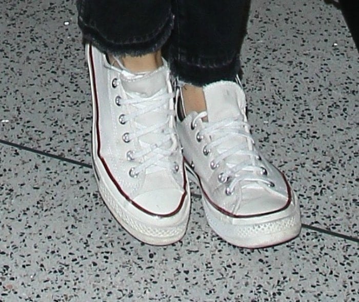 Olivia Wilde wears a pair of white Chuck Taylor All Stars at LAX