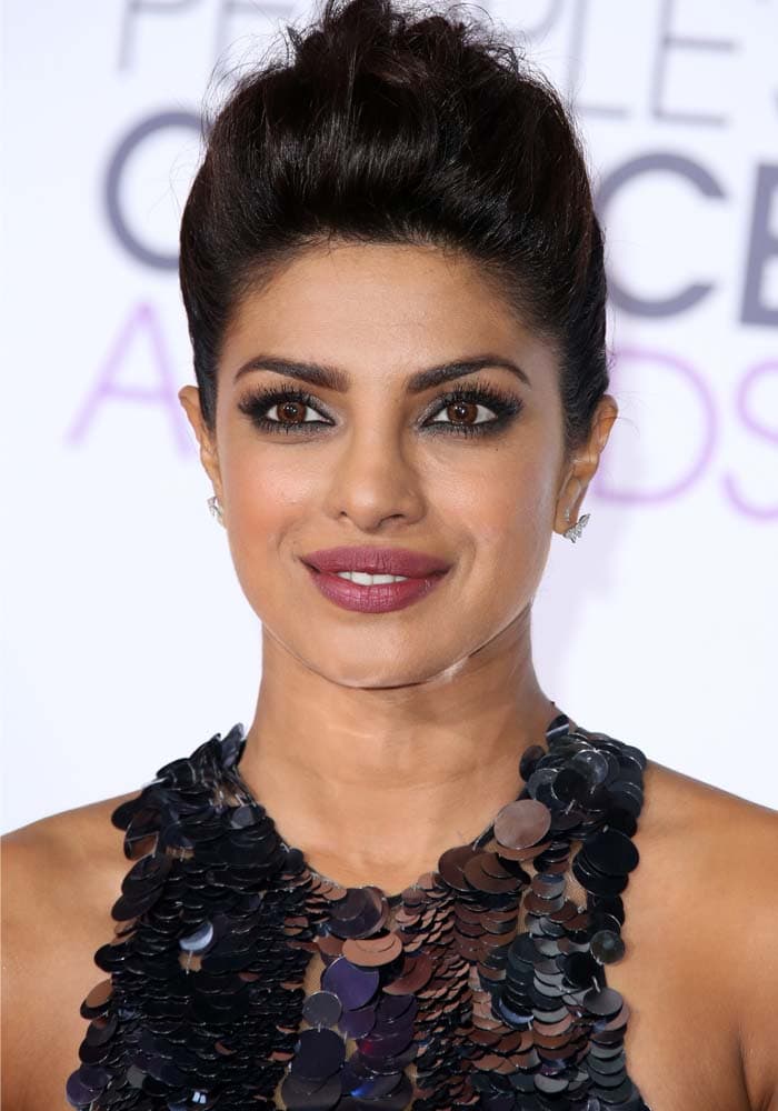 Priyanka Chopra wears her hair up at the People's Choice Awards 2016