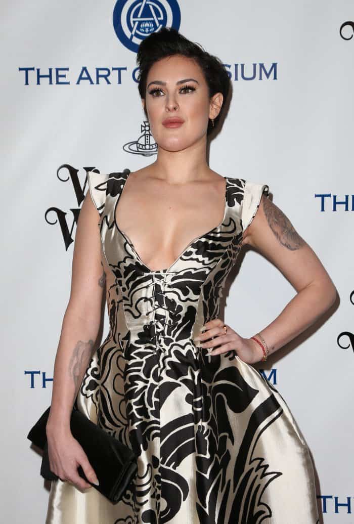 Rumer Willis has a height of 5ft 6in (167.6 cm), which is taller than the average American woman, who is approximately 5ft 4in (162.6 cm) tall