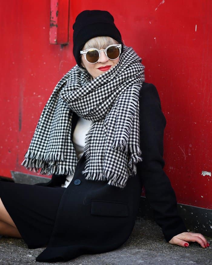 Esra's black and white checkered scarf