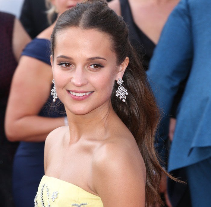 Alicia Vikander wears her hair half-up, half-down at the 2016 Academy Awards