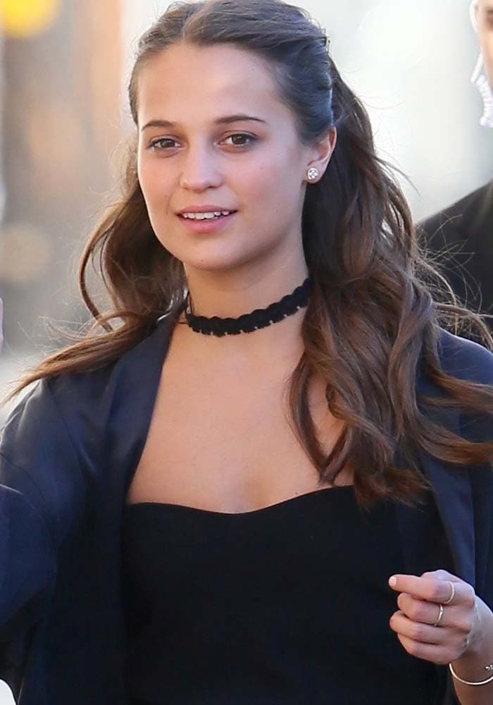 Alicia Vikander wears her hair down as she arrives at ABC studios for an appearance on "Jimmy Kimmel Live!"