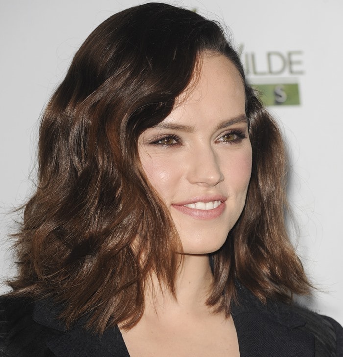 Daisy Ridley was all smiles on the green carpet