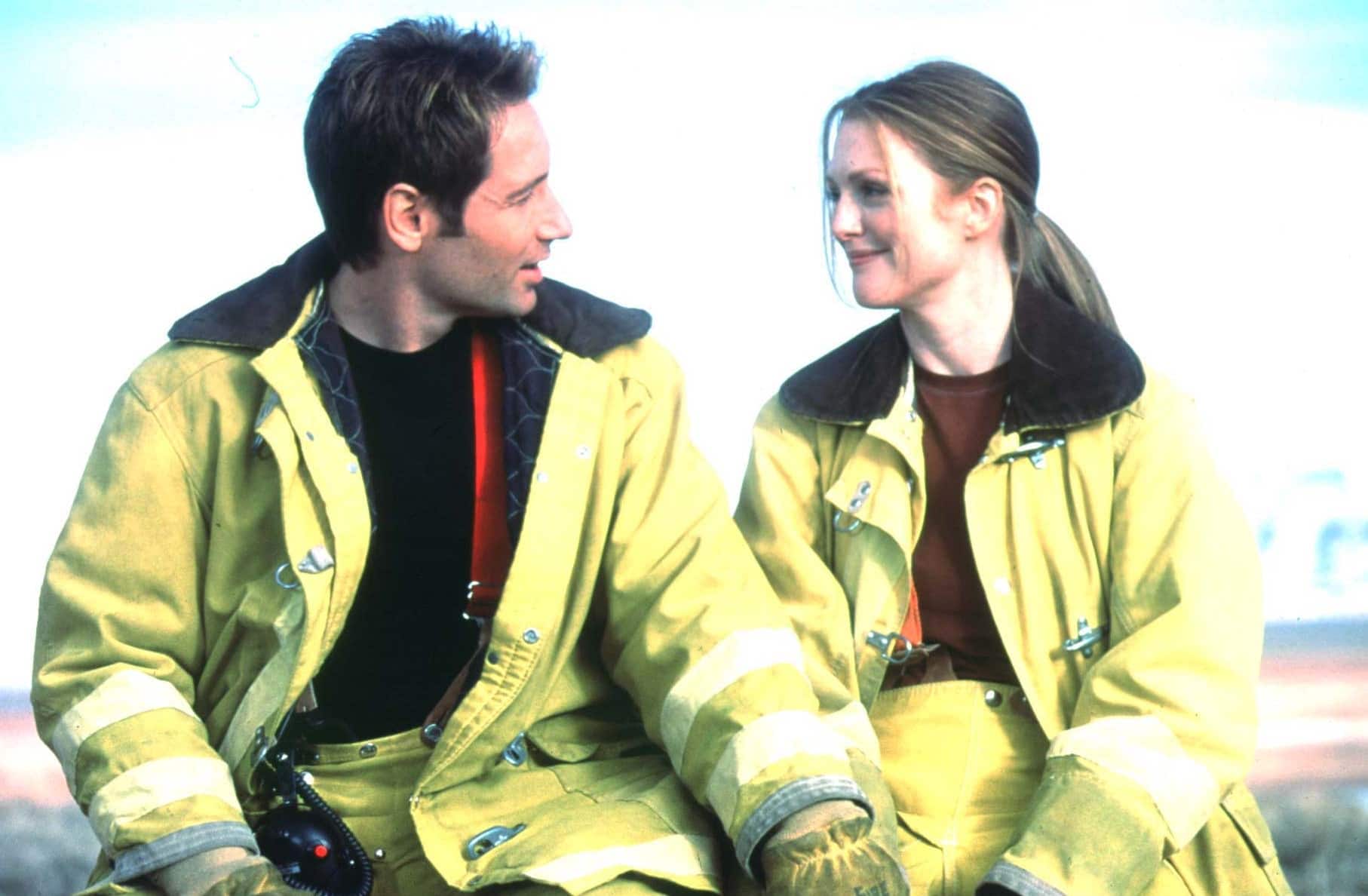 David Duchovny as Colonel (Ret.) Dr. Ira Kane and Julianne Moore as Dr. Allison Reed in Evolution