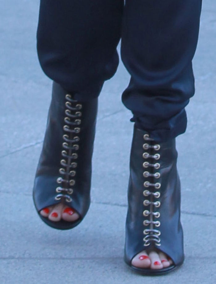 Gwen Stefani displayed her pedicured feet in black leather booties
