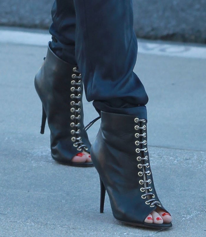 Gwen Stefani's sexy toes in L.A.M.B. booties