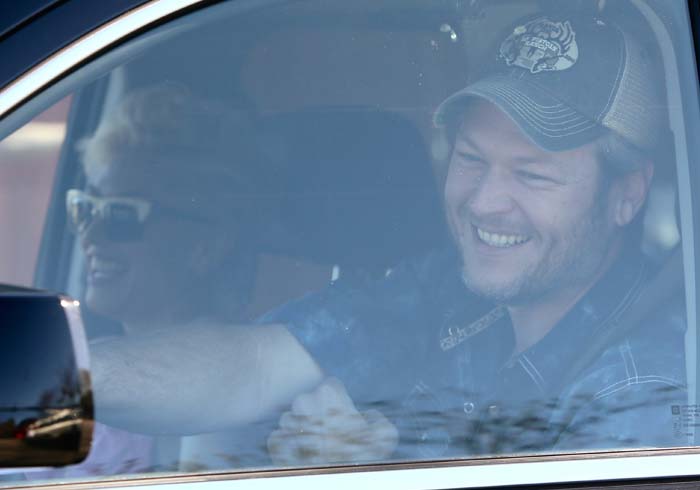 Blake Shelton arrives to pick Gwen Stefani and her sons up from a flag football game