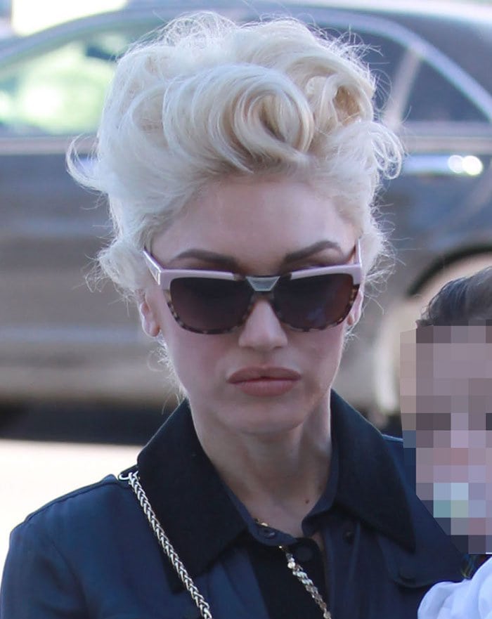 Gwen Stefani's vintage-inspired 1950's curly hairstyle and muted taupe lipstick