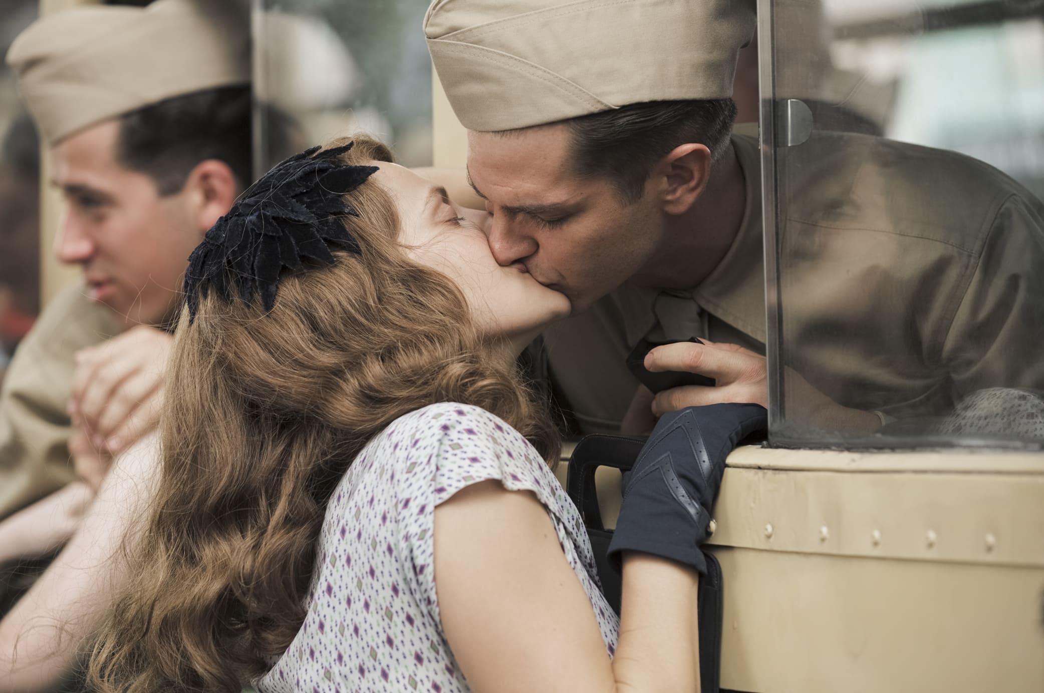 Teresa Palmer and Andrew Garfield kissing in Hacksaw Ridge