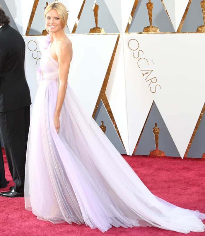 Heidi Klum makes a dramatic entrance in a flowing lavender Marchesa gown with a long train at the 2016 Academy Awards