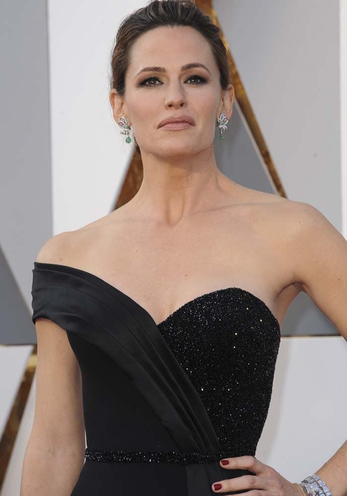 Jennifer Garner wears her hair back at the 2016 Academy Awards