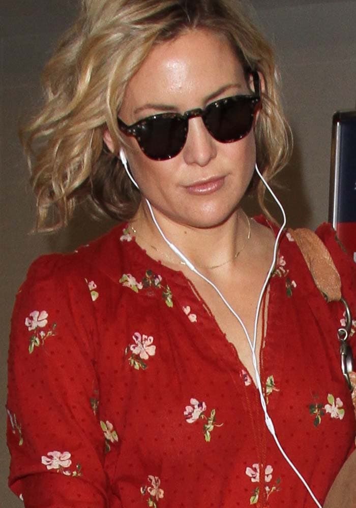 Kate Hudson wears her hair down as she arrives at the Los Angeles Airport