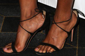 Smiling Kelly Rowland Exposes Corny Feet at Hollywood Beauty Awards