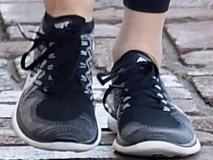 How Kendall Jenner Wears Leggings With Nike Running Shoes