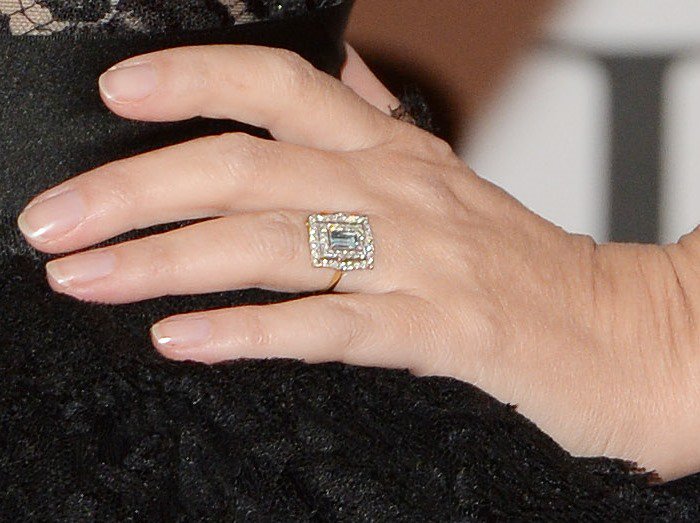 Kylie Minogue shows off her engagement ring