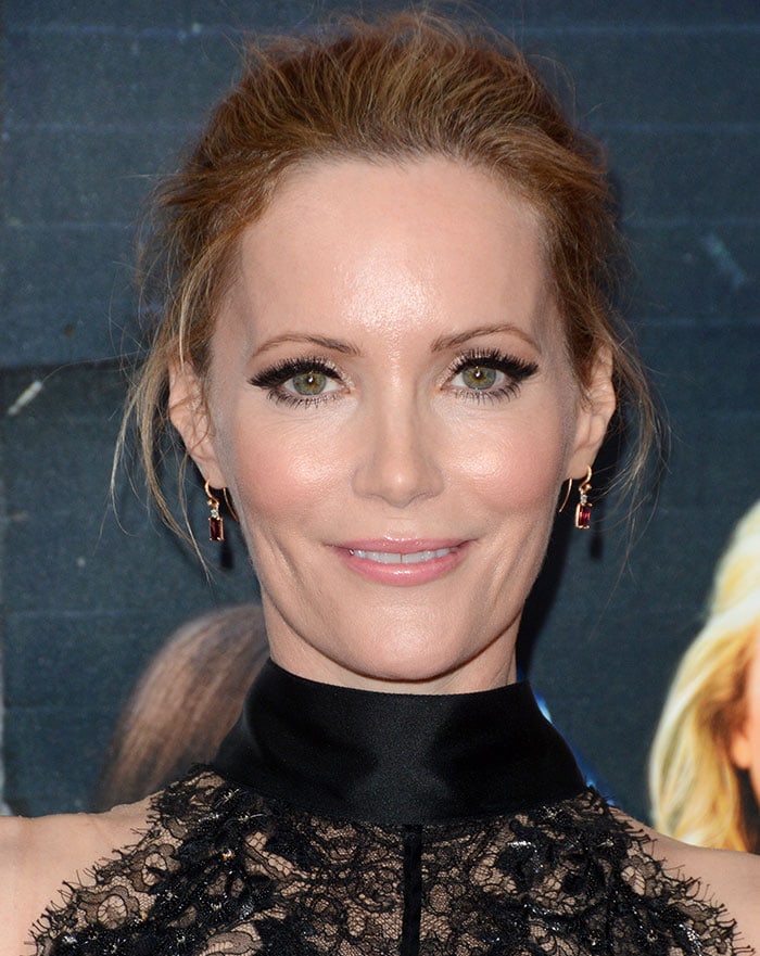 Leslie Mann wears her hair back at the premiere of "How to Be Single"