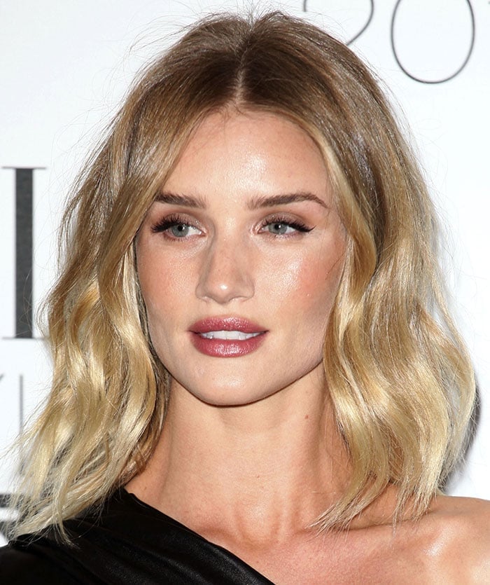 Rosie Huntington-Whiteley wears her hair down at the 2016 Elle Style Awards