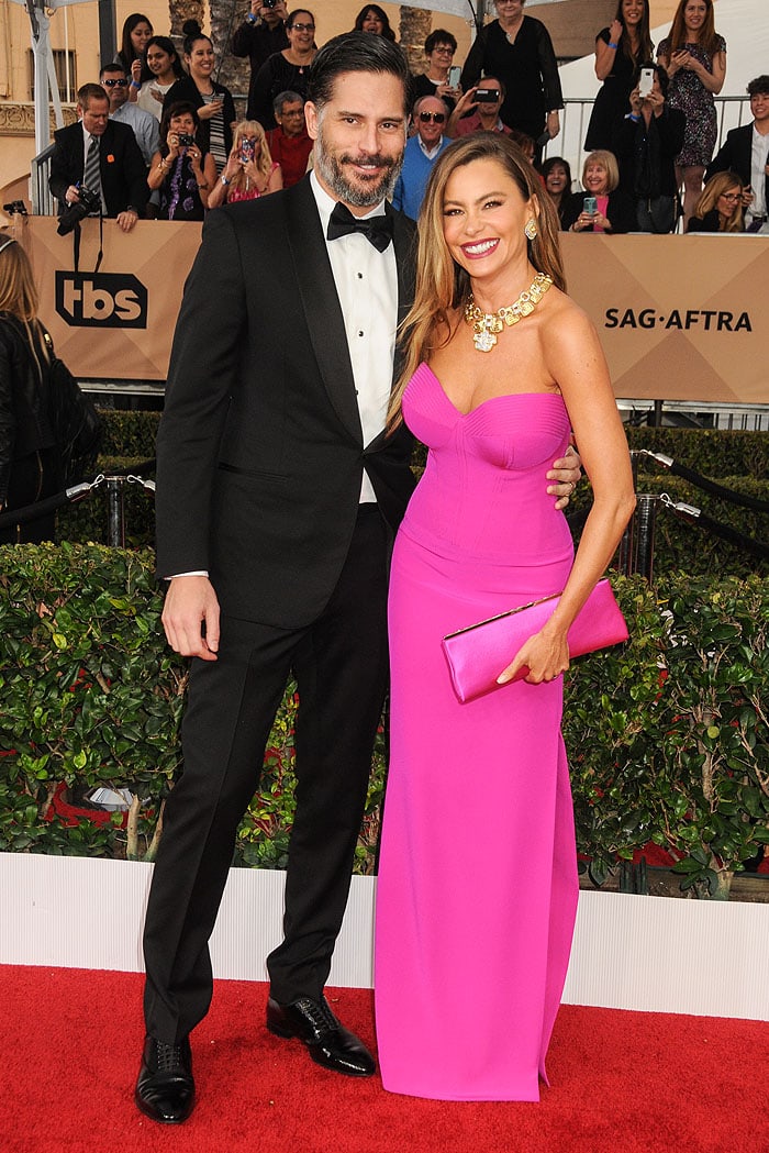 Joe Manganiello and Sofia Vergara posing for photos on the red carpet of the SAG Awards