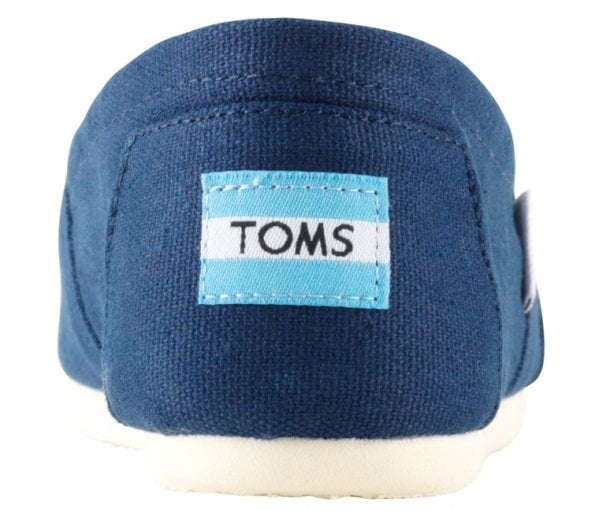 The logo of a genuine TOMS pair should be placed halfway on the back heel part