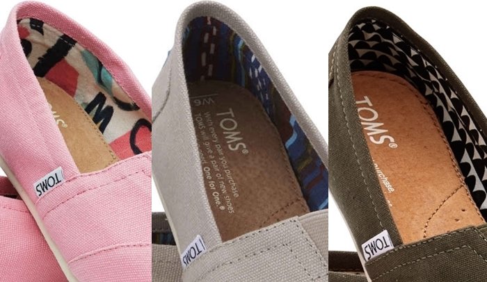 Authentische TOMS verwenden normalerweise bedruckte Auskleidungen an ihren Schuhen