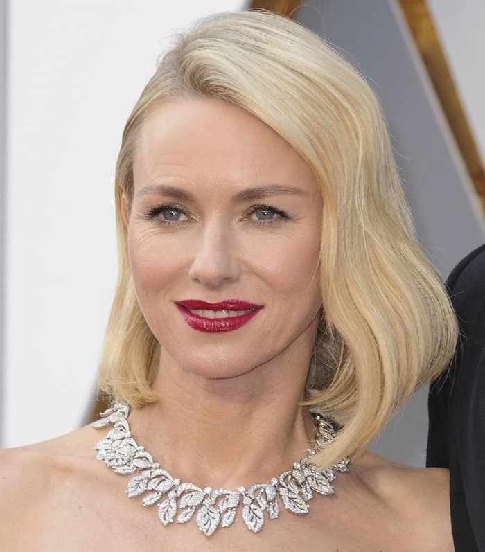 Naomi Watts shows off her Bulgari High Jewelry white gold and diamond necklace