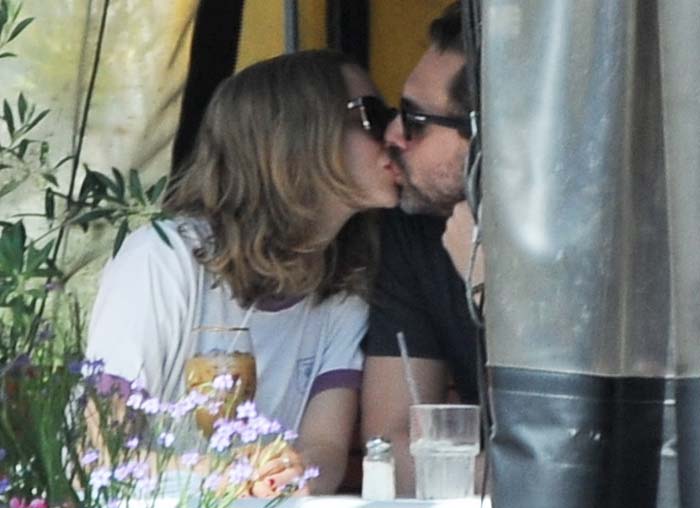 Amanda Seyfried and new beau Thomas Sadoski kiss despite the paparazzi
